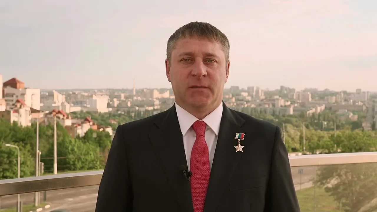 Врио губернатора Белгородской области Александр Шуваев поздравил выпускников, родителей и педагогов 