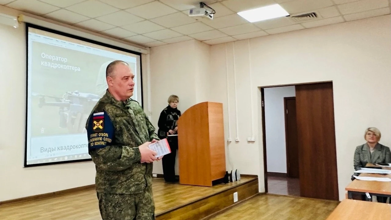 Студенты ХГУ на спецконтракте учатся военному делу 
 
В Хакасском госуниверситете во время учебного 