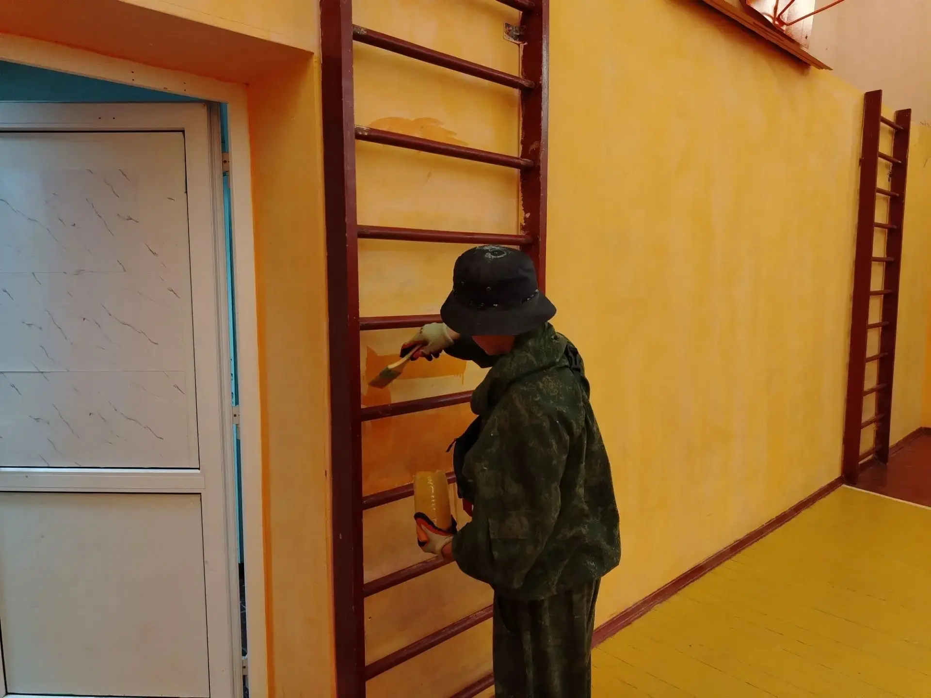 #ДОПобразование #трудовоевлспитание #ремонтсвоимируками 
В период летних каникул спортивный зал школ