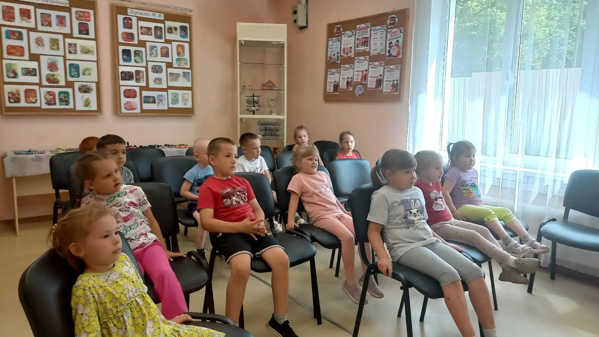 Сегодня в нашем детском саду был день искусства. 
    🪗🪆В этот день наши старшие ребята с большим 