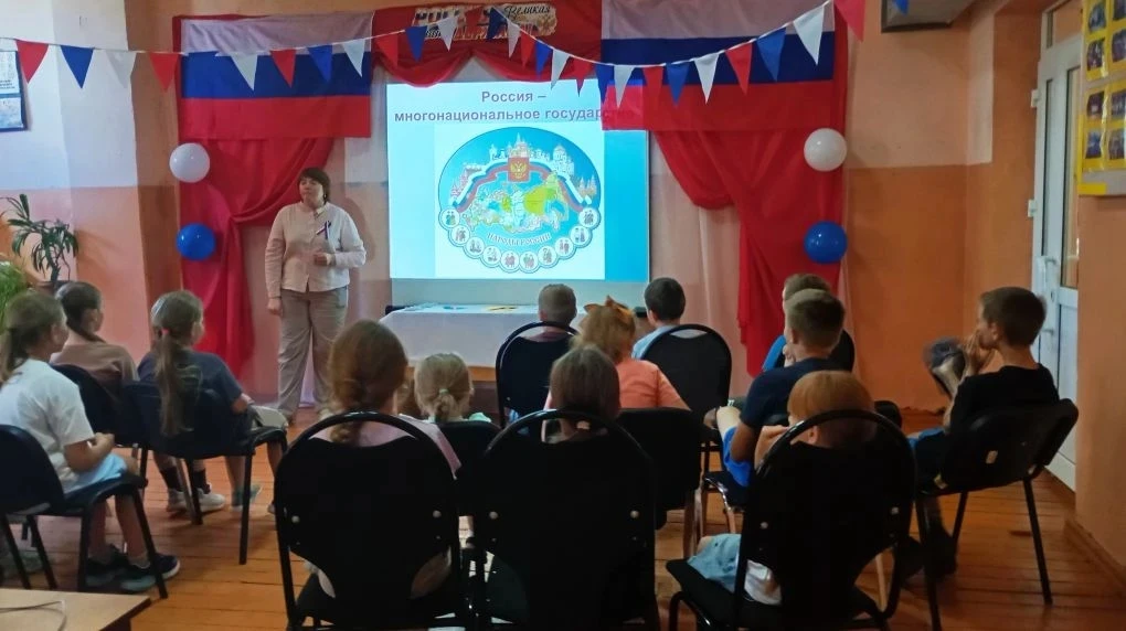 📸 Наш пришкольный лагерь посетил Дом Культуры села Лопатни! 🇷🇺

Сегодня наши юные отдыхающие посе