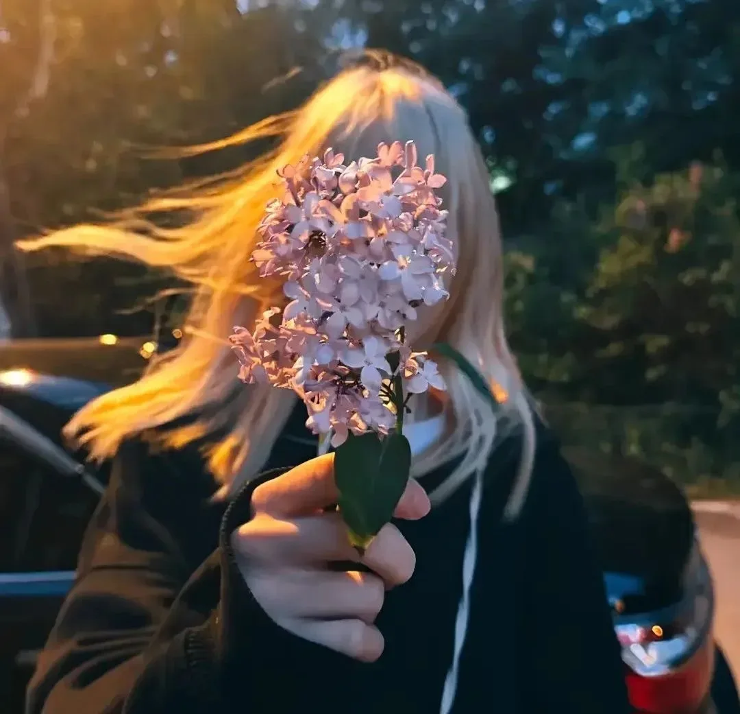 спряталась за цветами 🌷