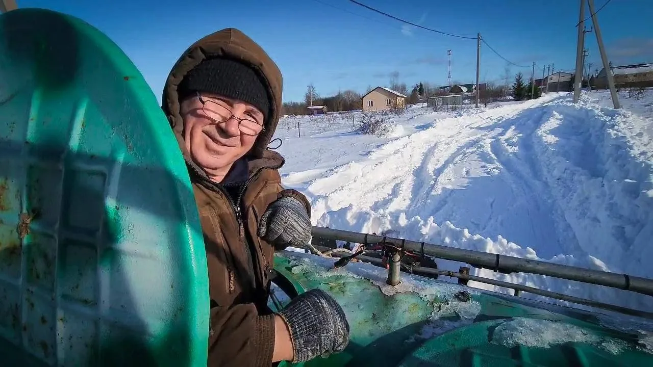 В Раменском округе пенсионер восстановил советский вездеход ГАЗ-71 и чистит на нём дороги 👍❄    Мест