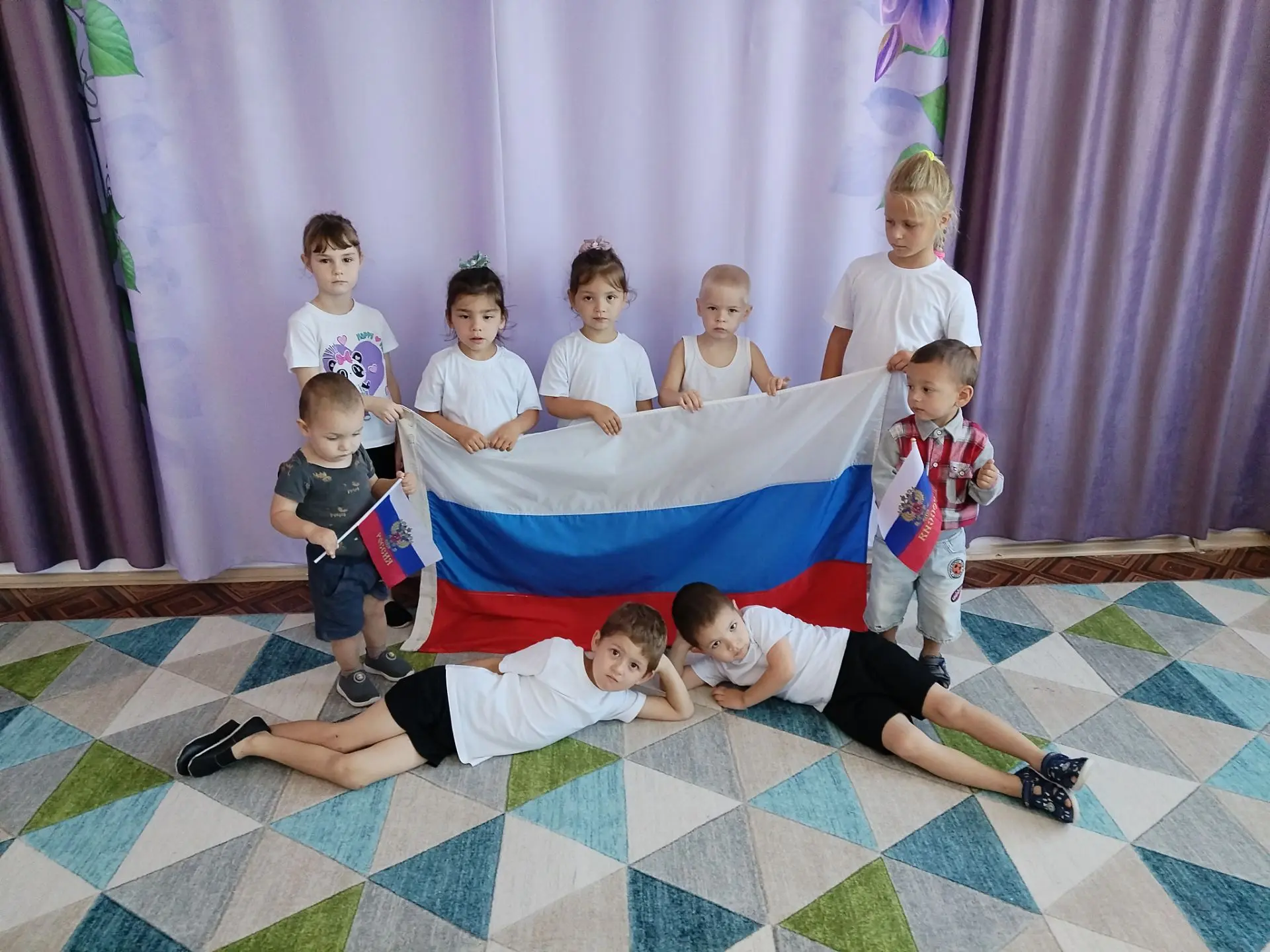 Не так давно в нашей стране появился праздник " День государственного флага". Этому соб...