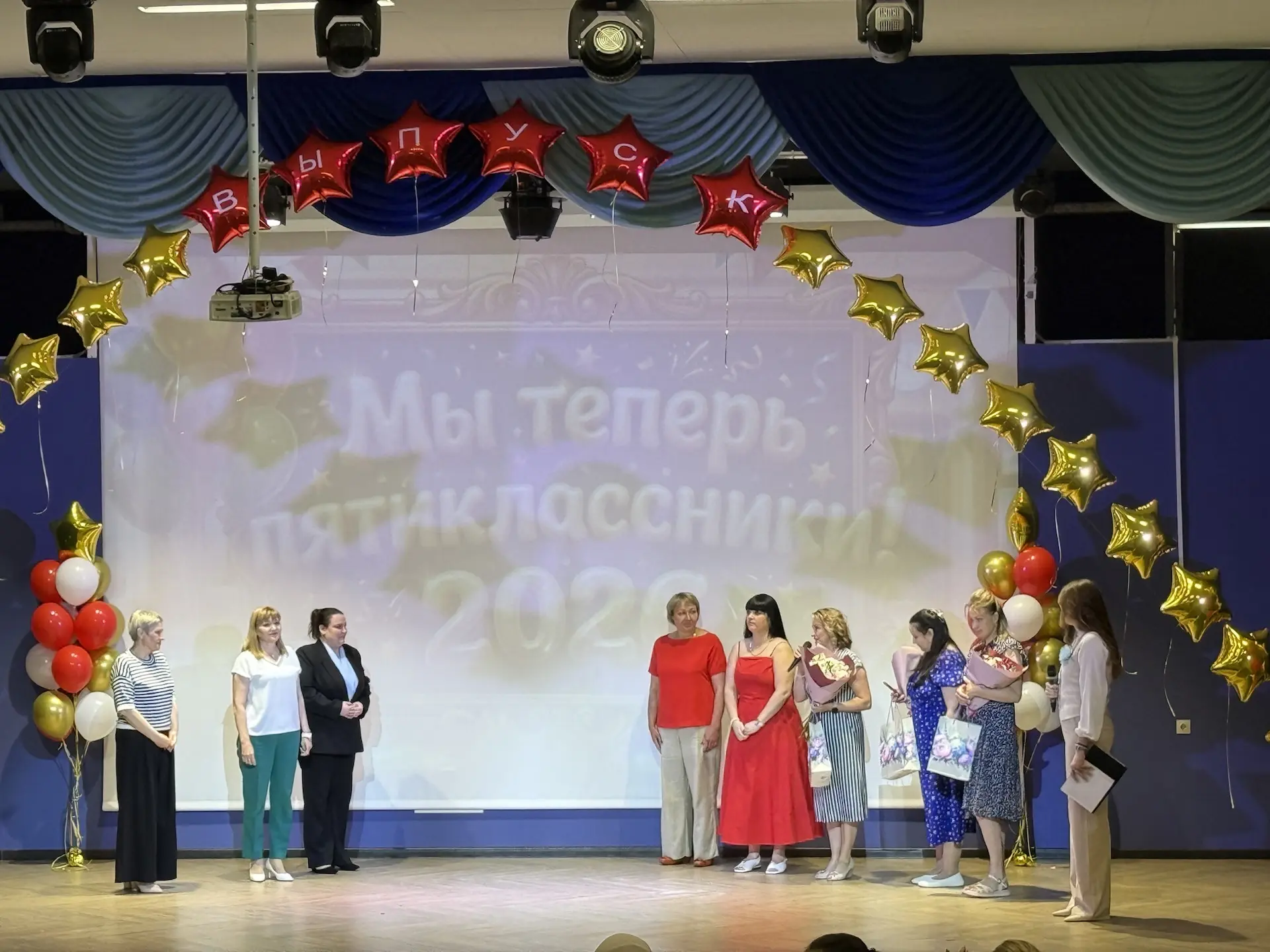 В нашей школе случилось маленькое, но очень важное событие — выпускной у 4 «Б» и 4 «В» классов! 🎉  К