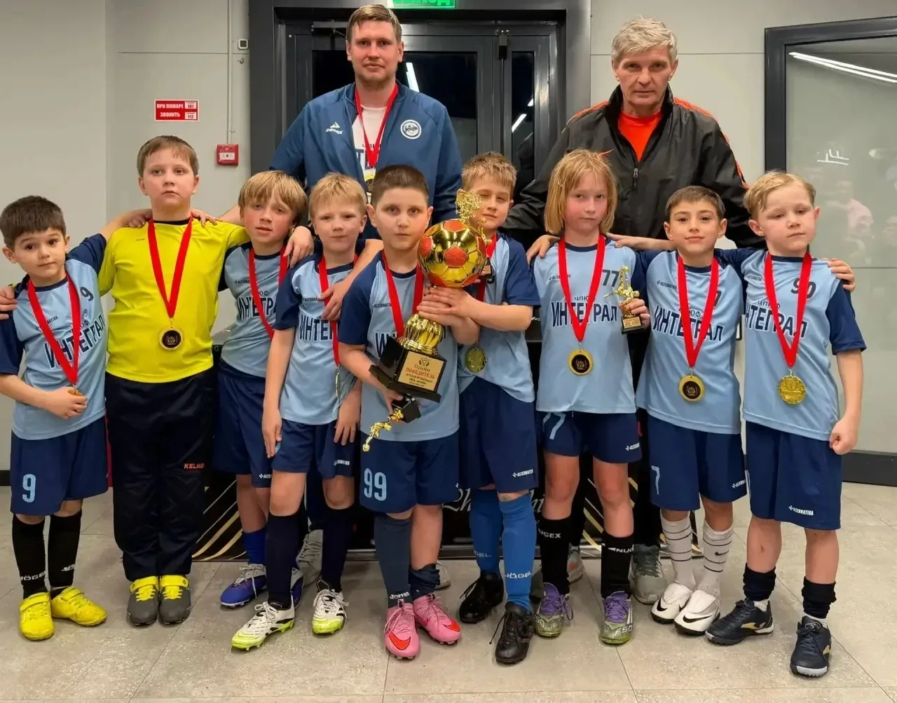⚽️ Гол! Победа! Кубок наш! ⚽️  Зимний чемпионат «Детская лига Прайм» завершился — и наша команда взя