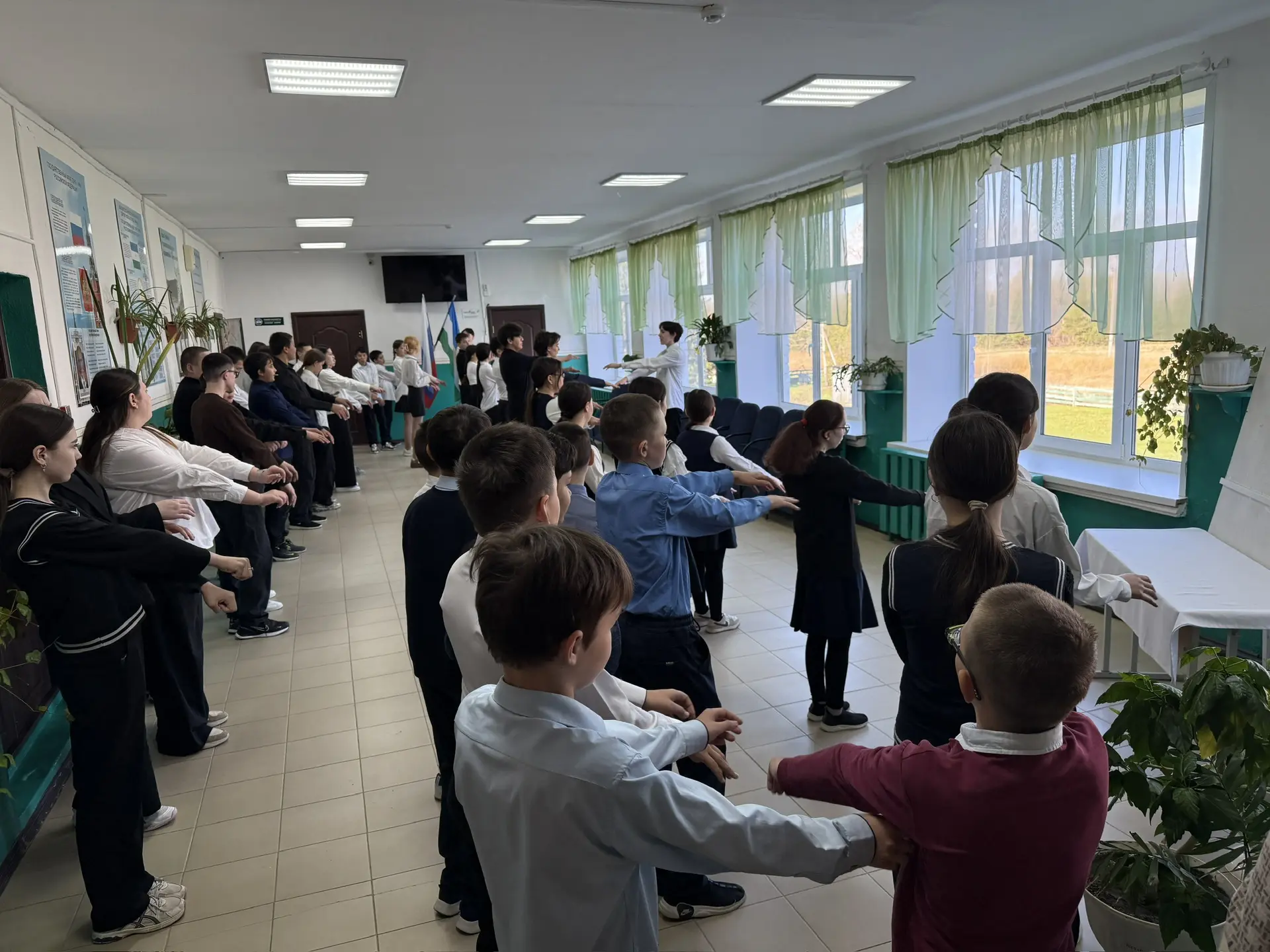 🤸‍♂️ Утренняя зарядка — старт успешного дня!

Каждое утро обучающиеся нашей школы начинают с полезн