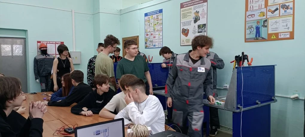 ⚡ Погружение в профессию ⚡  26 марта ребята транспортного класса 8 «М» нашей школы побывали в Трансп