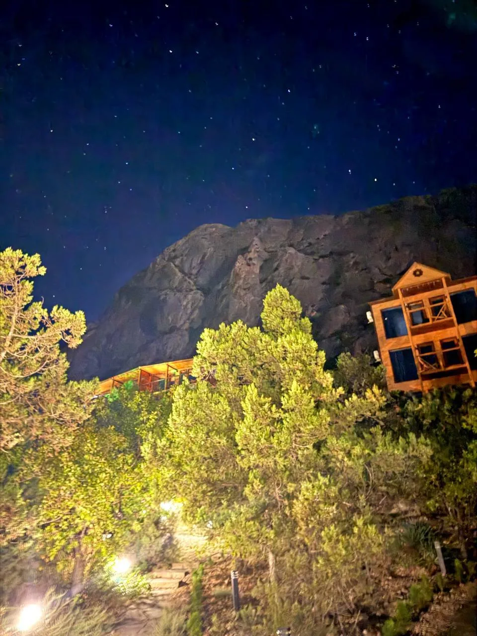 На фото: звездное небо 🌌 над горой Сокол ⛰️