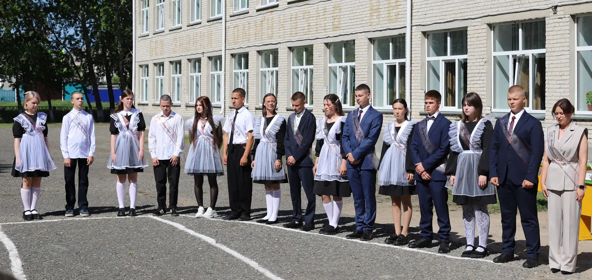 💥И вот он — прозвенел последний звонок в нашей школе: долгожданный, волнующий и чуть-ч...
