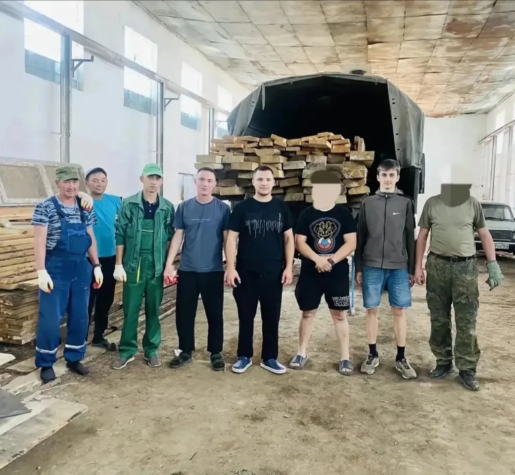 «КамАЗ до краев: озинцы вновь собрали «посылку» для бойцов»

Наши земляки не только передали стройма