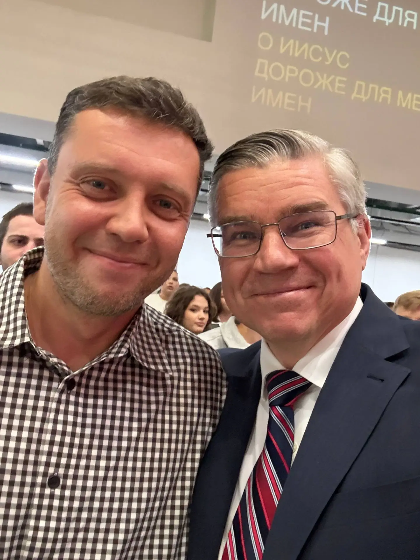 Это пастор новой церкви на Востоке Москвы. Денис Жегалин. Бог спас его здесь в РБЦ в 20...