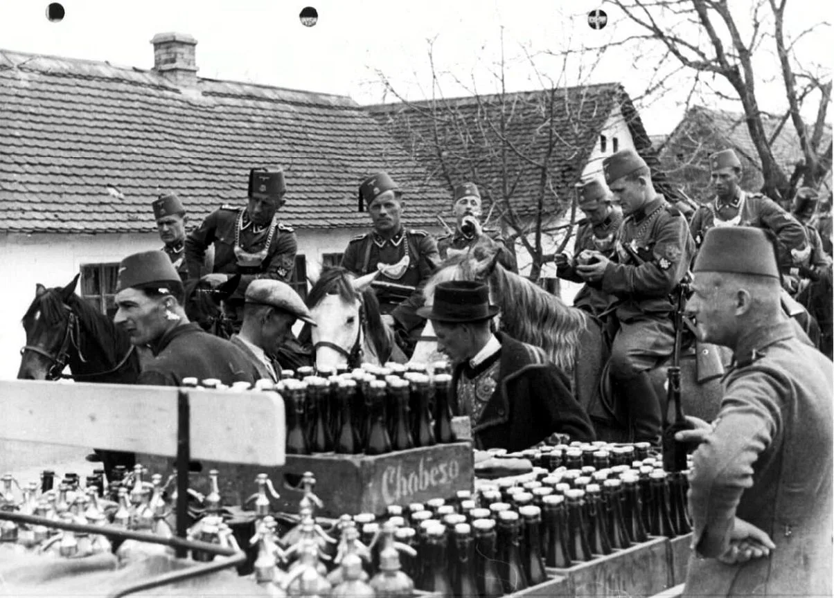 1944. Солдаты 13-го отряда фельджандармерии СС хорватской 13-й горной дивизии СС «Хандшар» у гужевой