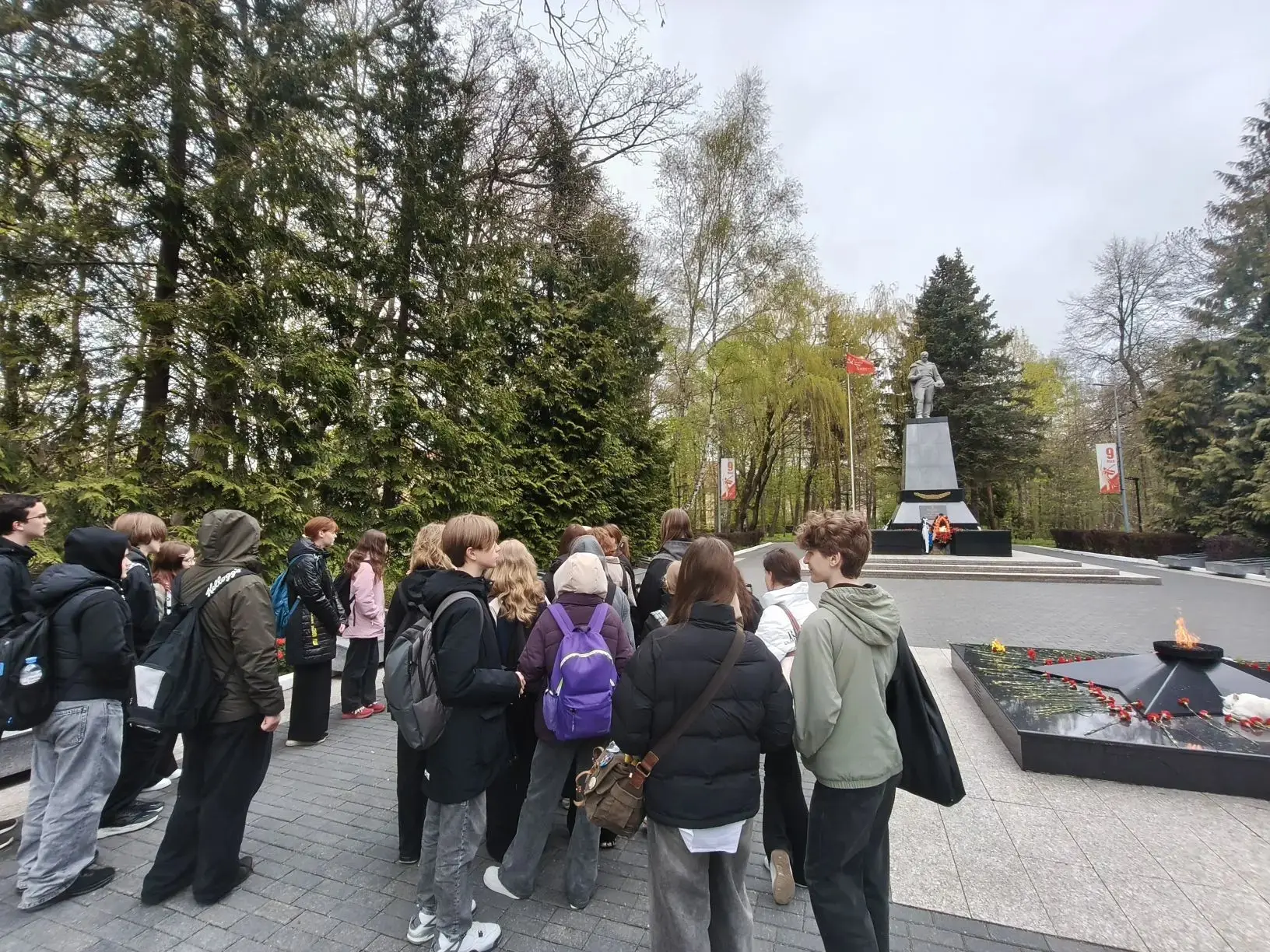 🌳 Путешествие по Аллее славы: 7Л класс гимназии Вектор  Ученики 7Л класса гимназии Вектор приняли уч