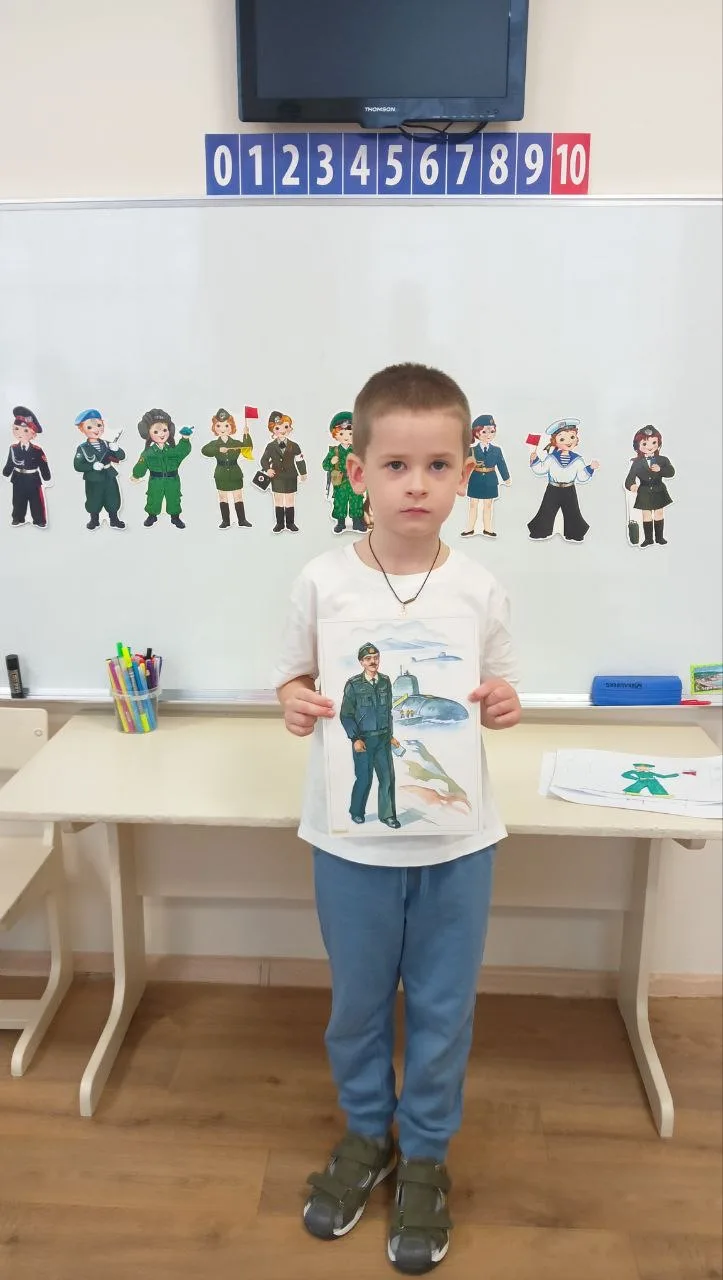 🇷🇺🛳️ Дети подготовленной группы с интересом изучают военную технику, которая стоит н...