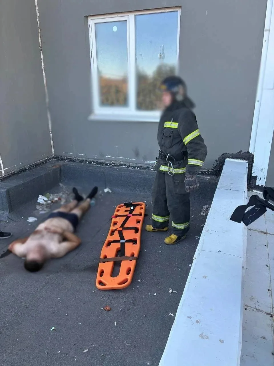 В Оренбурге на улице Братьев Хусаиновых мужчина выпал из окна, пролетел четыре этажа и ...