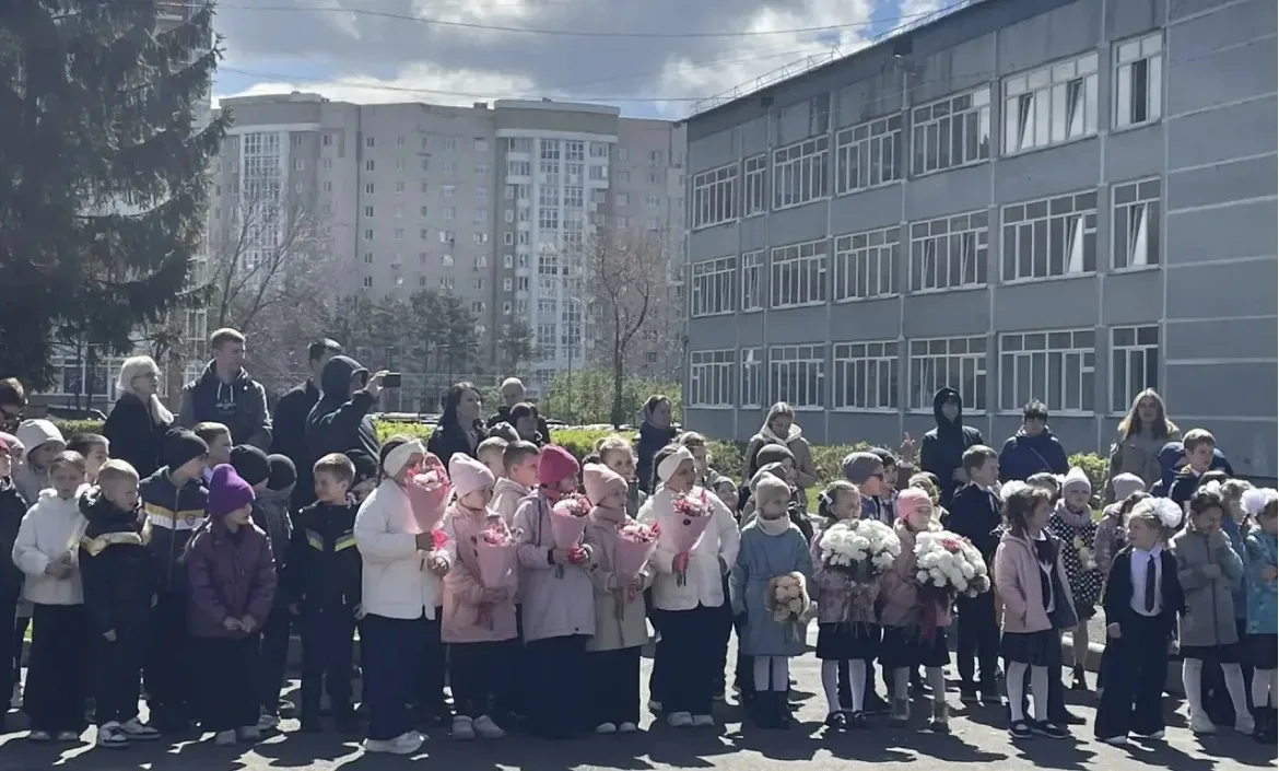 Первый класс окончен вами, Юными учениками, Поздравляем! Вы старались, Знаний новых набирались.  Мы 