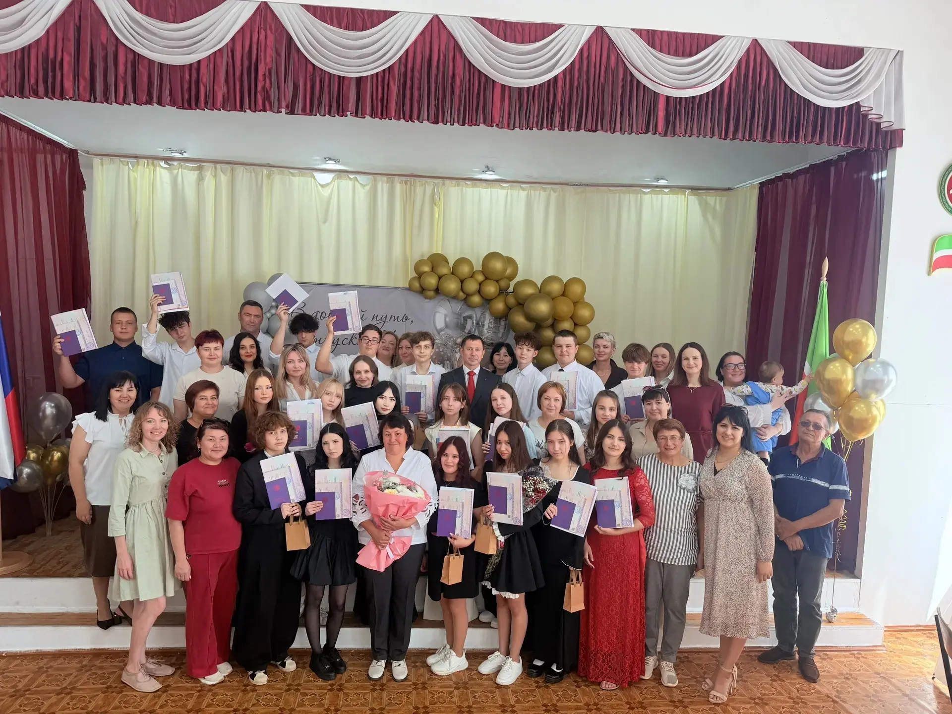 🔔 2 июля состоялось торжественное вручение аттестатов выпускникам 9 класса!
🌸 В нашей школе прошёл