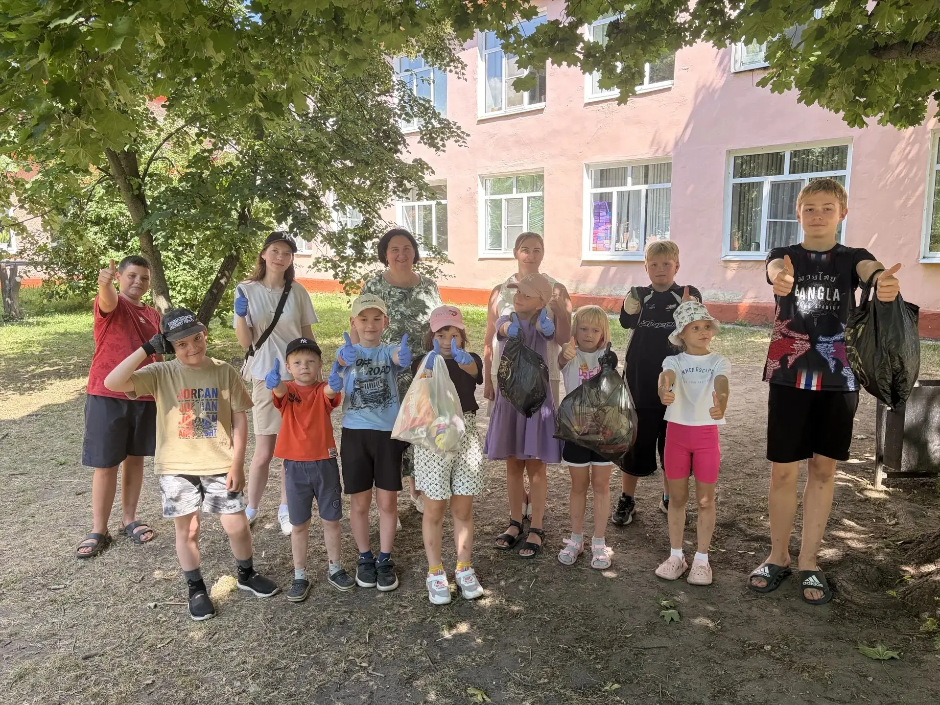 #Любимая2ая

ТРУДОЛЮБИВЫЕ ПИНГВИНЫ 
Четверг в отряде «Пингвины» начался с масштабного субботника! Ор