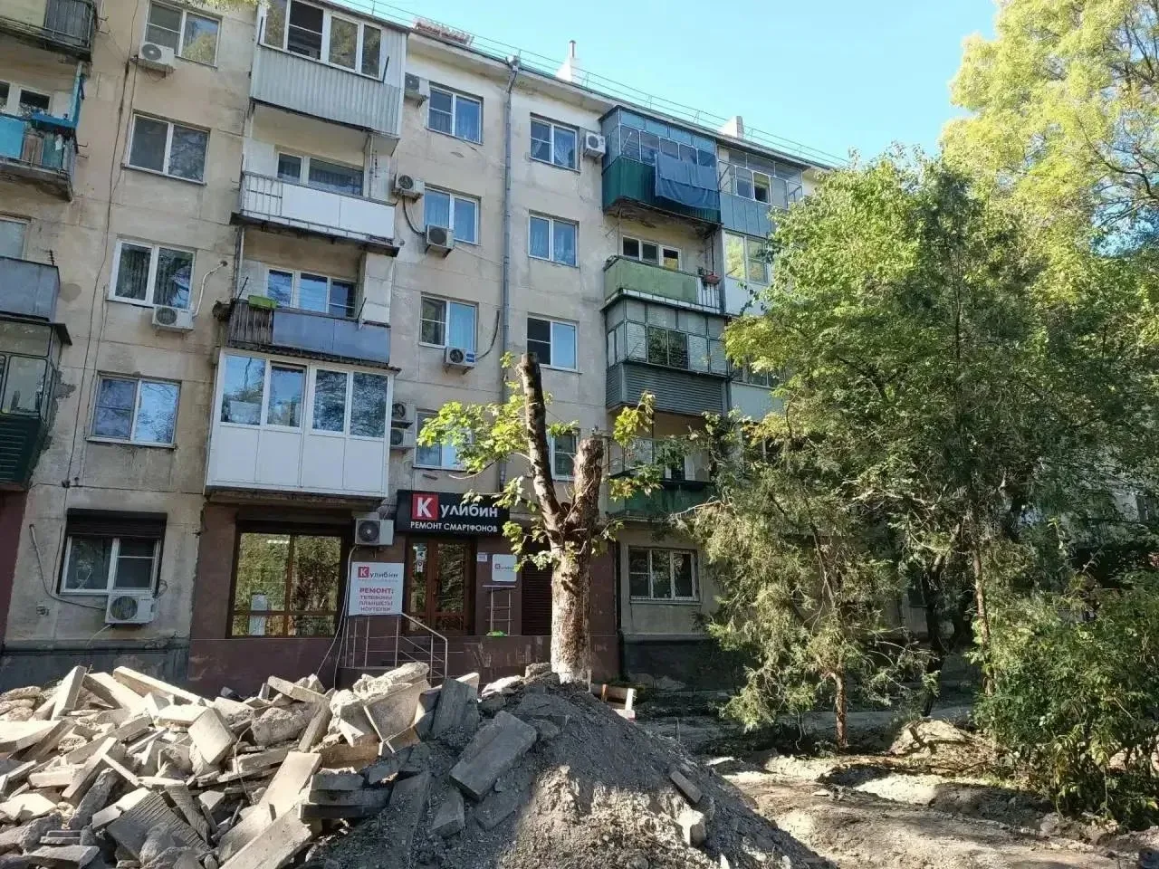 В сквере в центре Новороссийска в ходе благоустройства стало меньше зелени