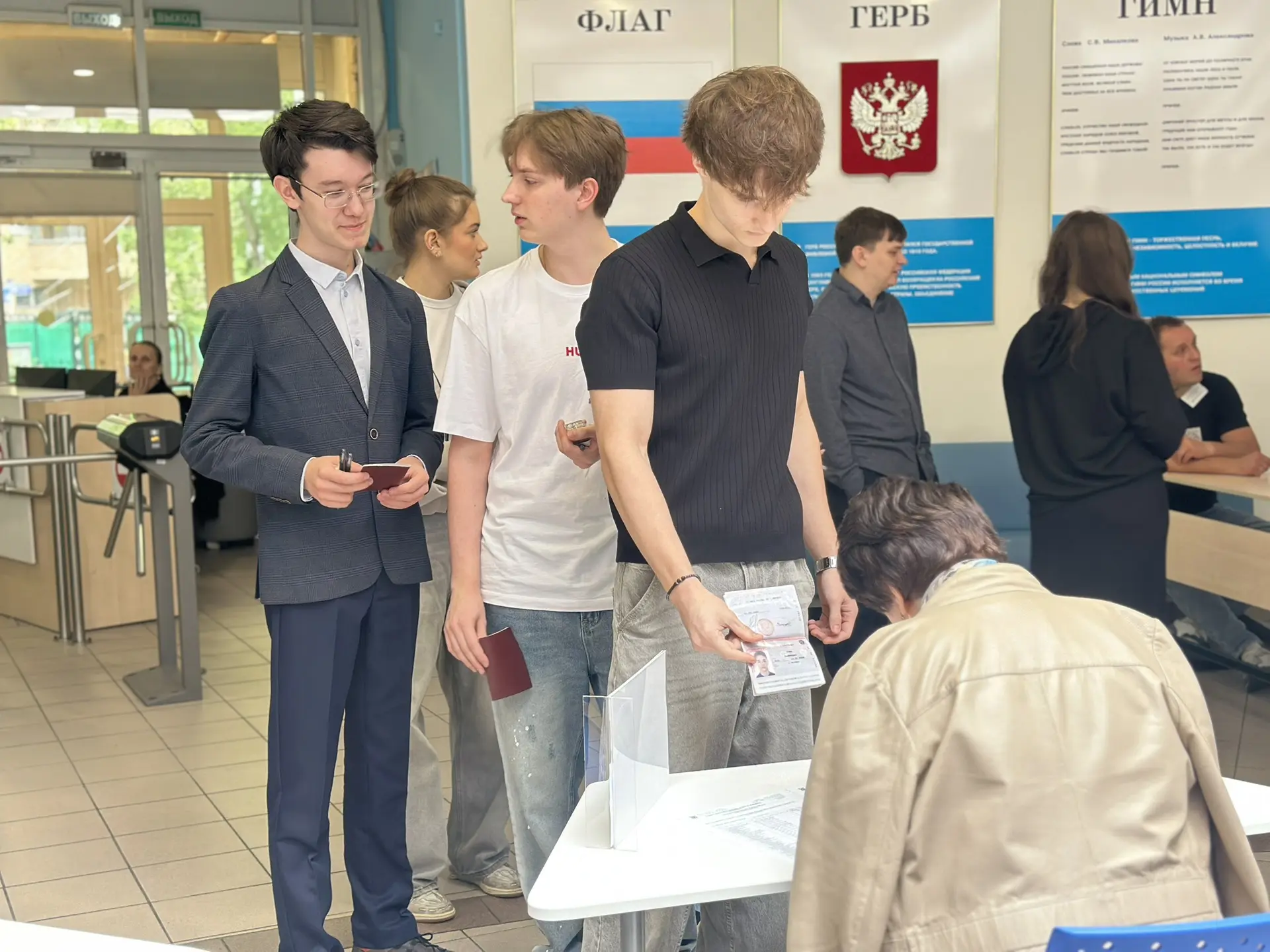 🎧💻 Сегодня ребята сдают информатику и устную часть экзамена по иностранным языкам — предметы, кото