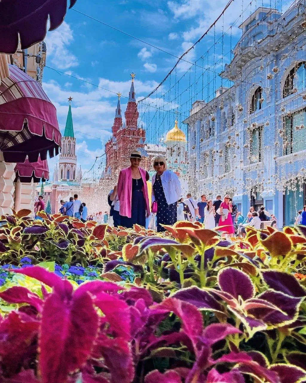 ❤️🌸 Цветущая Никольская  🗺️: 55,75717, 37,62250  📸: carolinamescheryakova  👉 Экскурсия  #Москва  Уют