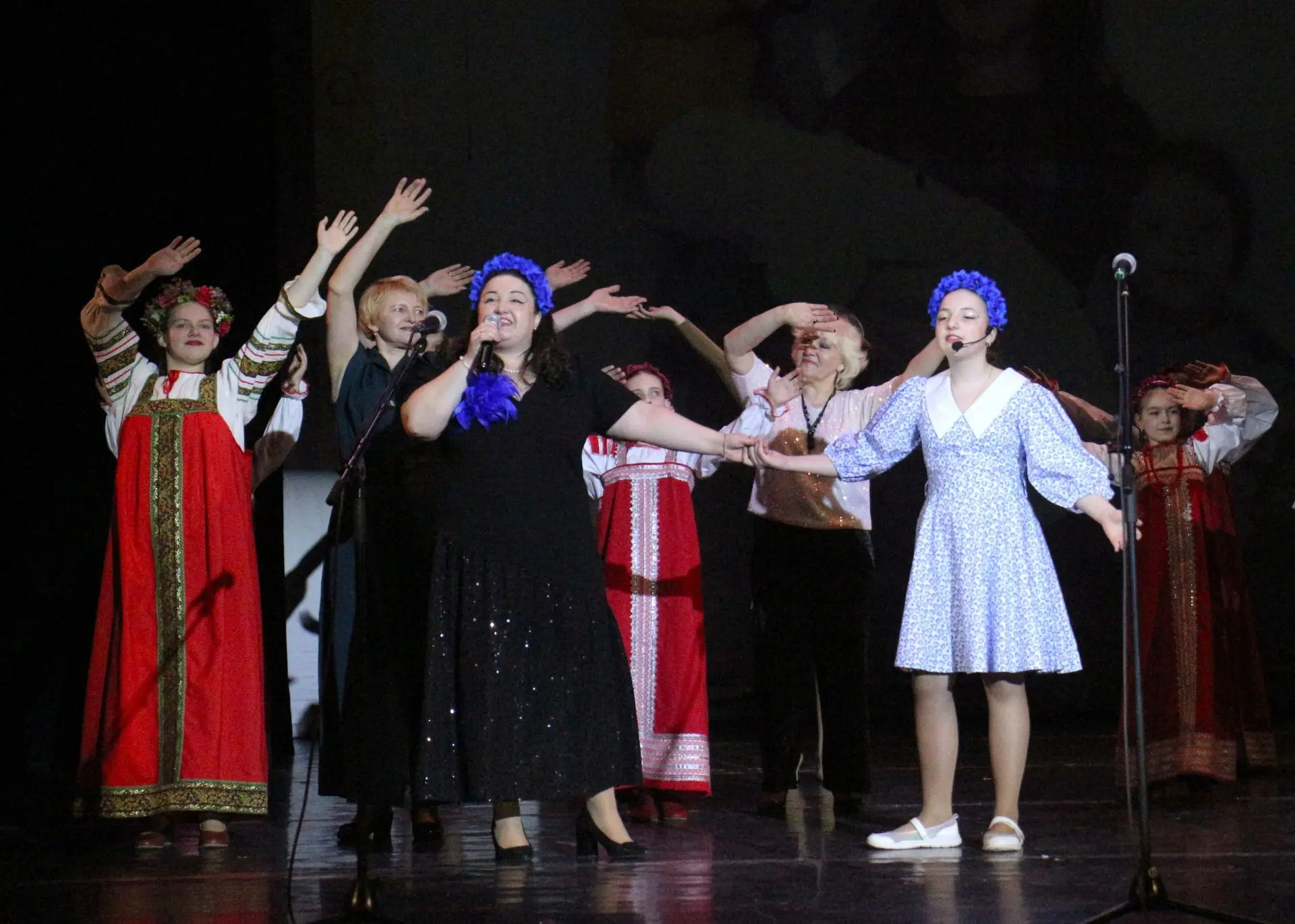 30 лет творчества, да припеваючи! 🎼   В ДК «Сокол» прошел юбилейный концерт образцового ансамбля нар