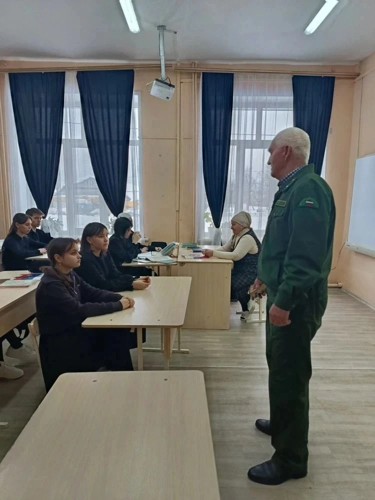Мастер леса Краснооктябрьского - Канаевского участкового лесничества Анвяр Дашкин прове...