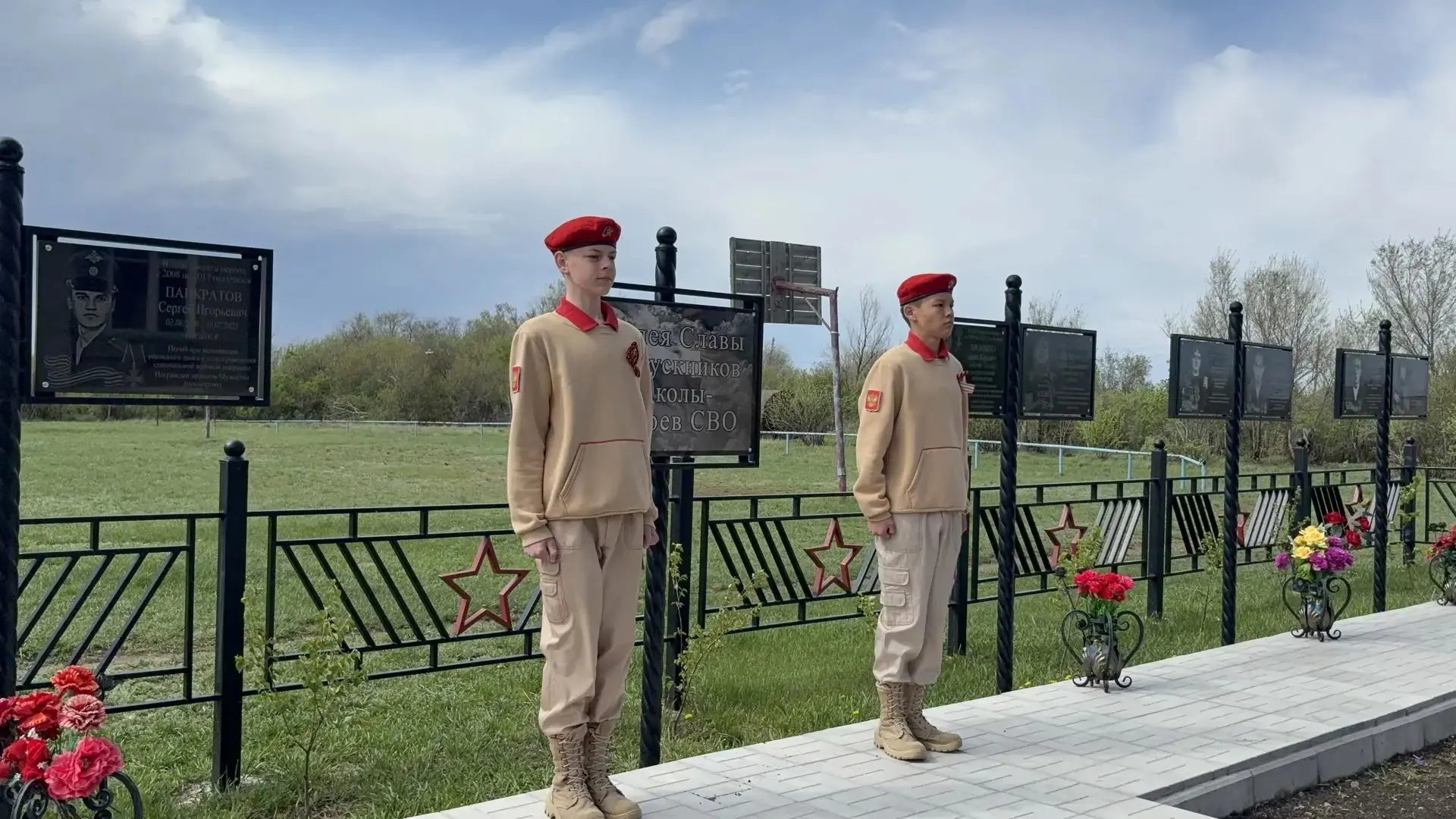 ⭐Ровно год назад в нашей школе состоялось торжественное открытие Аллеи Славы – в память...