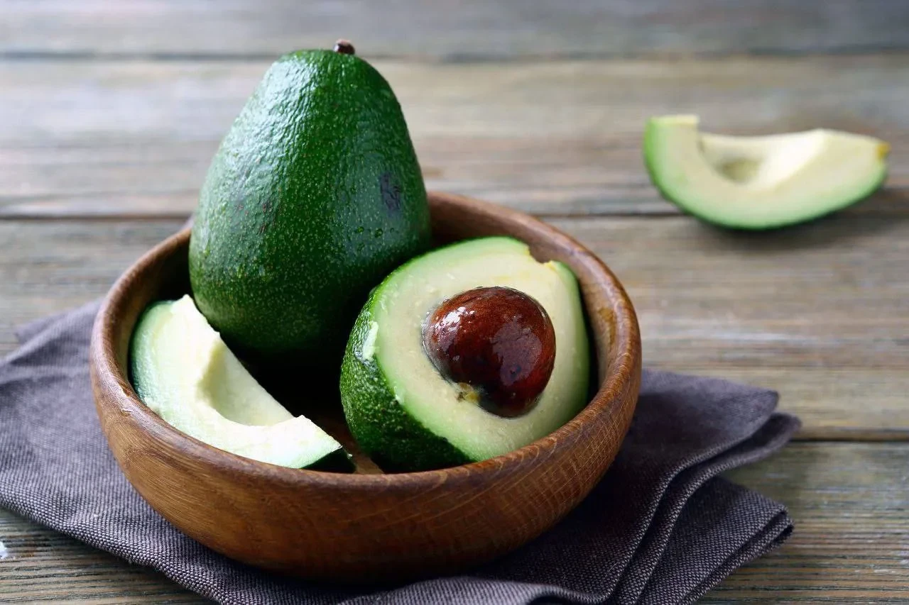 Что будет, если есть авокадо каждый день 🥑

▫️Защита для сердца
Потребляя по одному авокадо каждый 