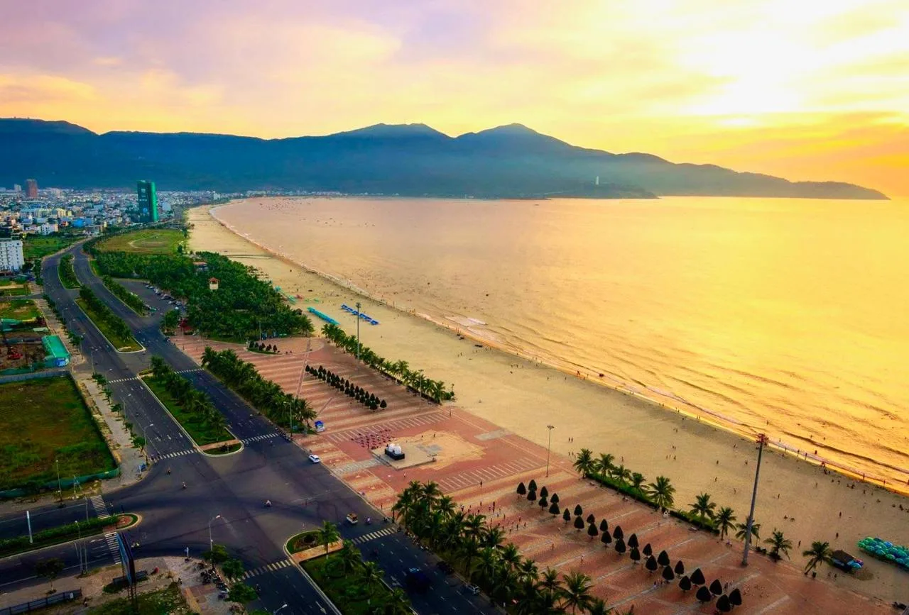 Дананг, Вьетнам 🇻🇳  🔹 Дананг - курорт на побережье Южно-Китайского моря. Пятый по численности во Вье