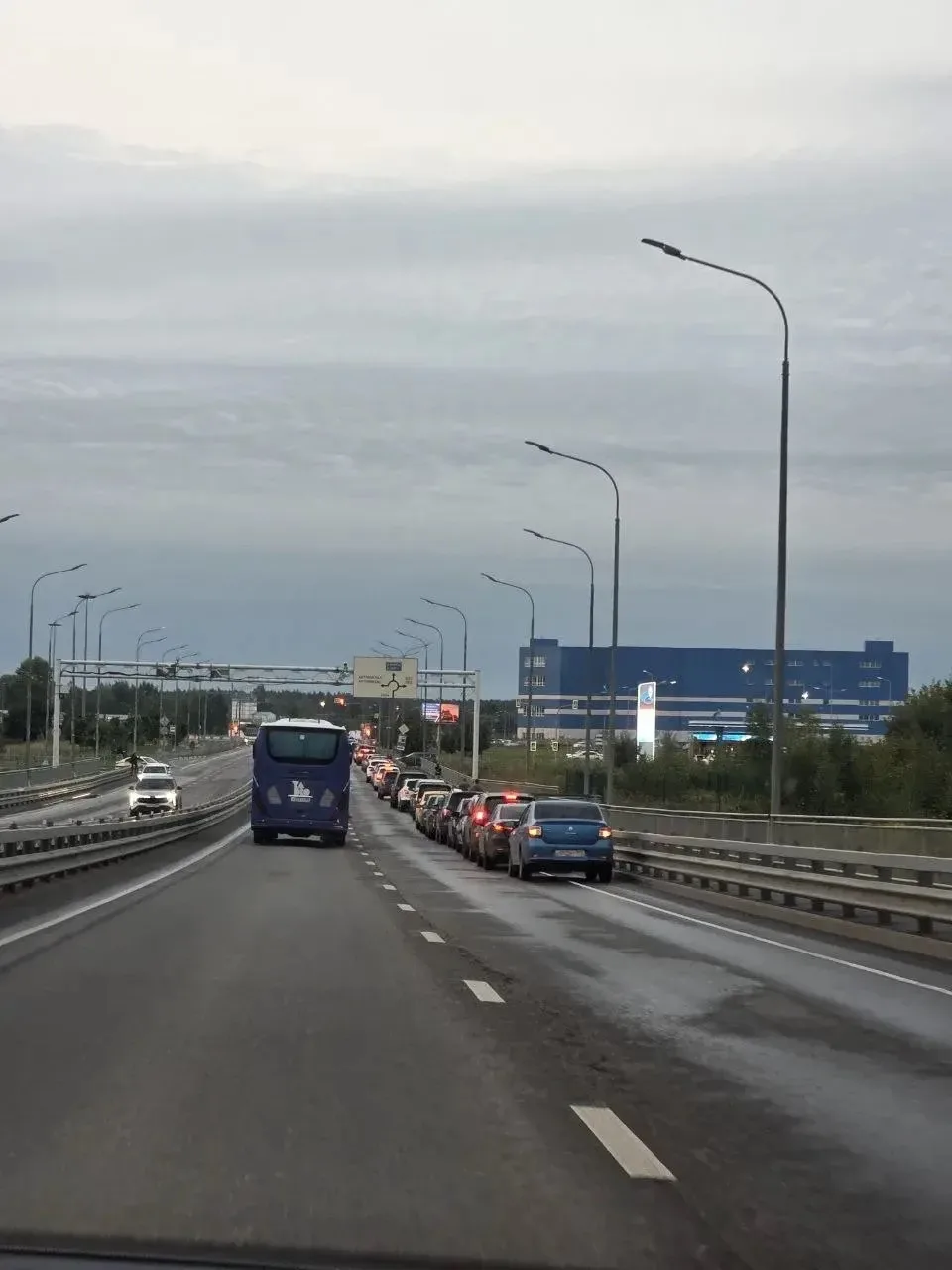 ⛽️ Новое хобби всех водителей, стоять в очереди за бензином.