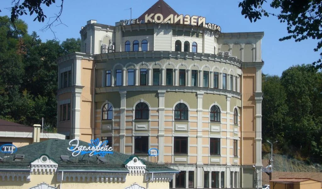 Откройте для себя КОЛИЗЕЙ СПА-ОТЕЛЬ в Кисловодске, в шаговой доступности от Нарзанной г...