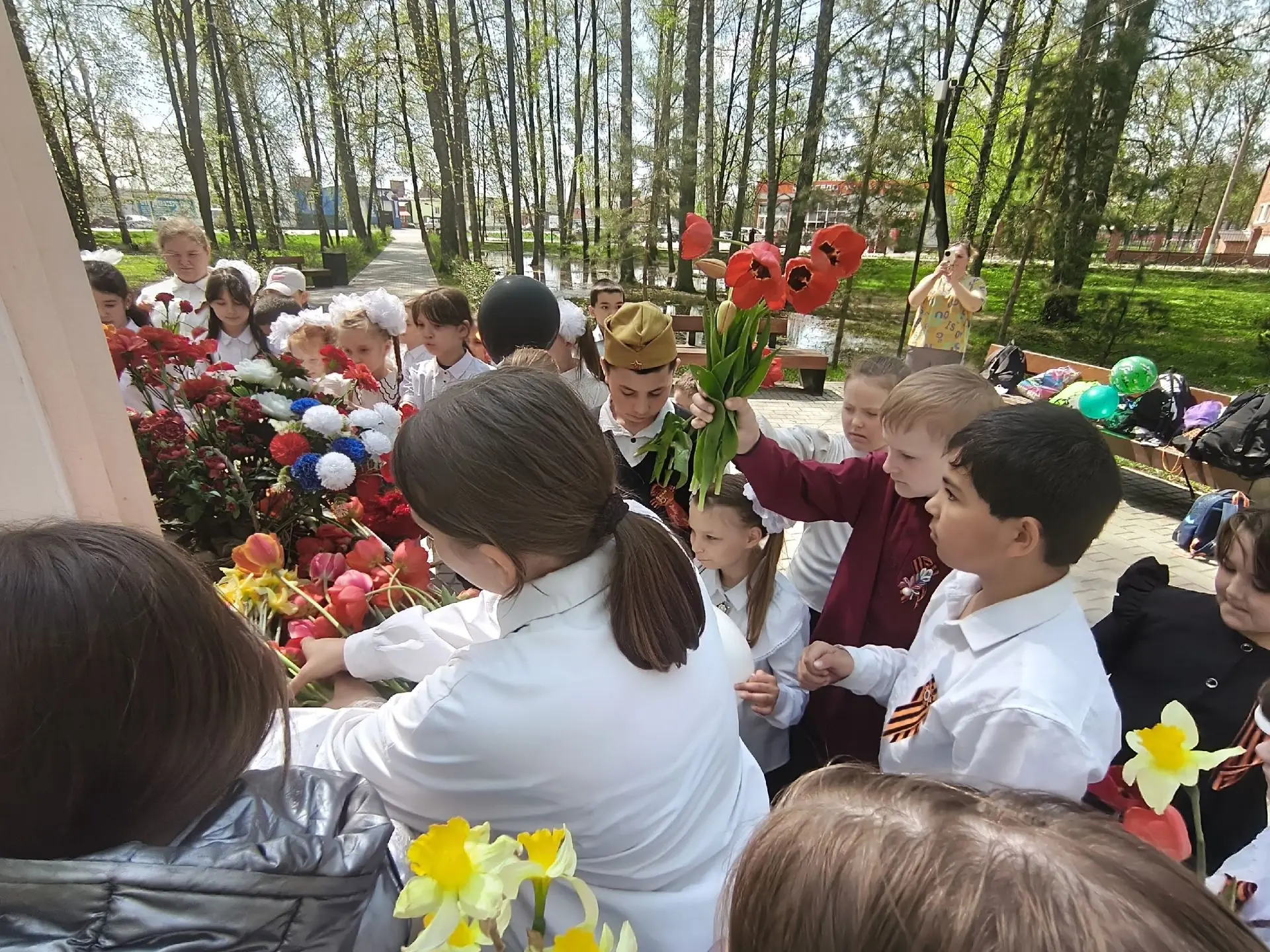 Мы к обелиску тихо подойдём,