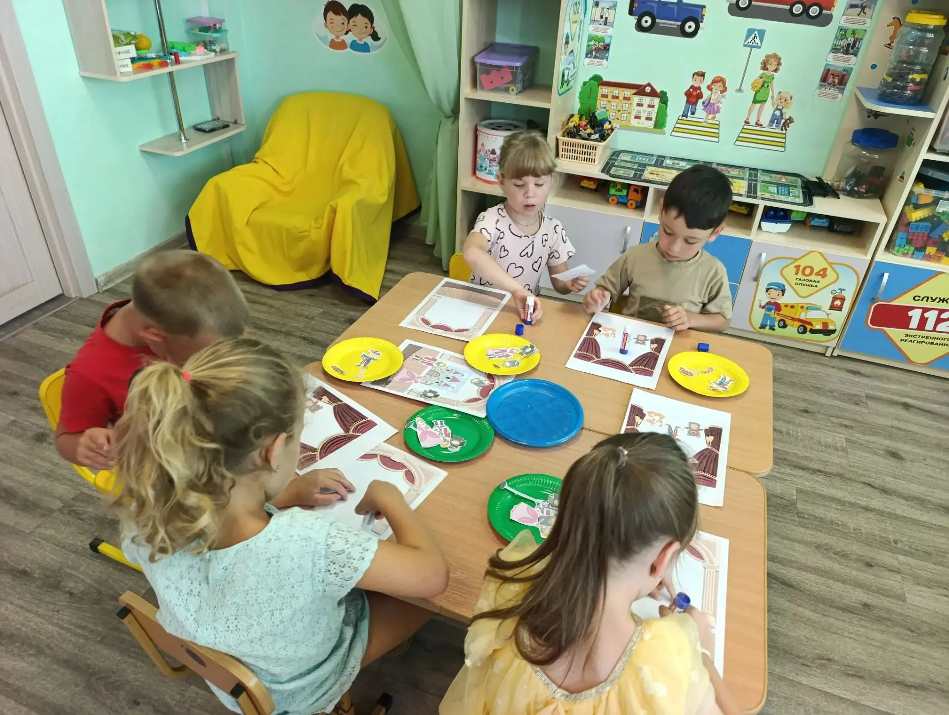 Ребята группы "Ромашки" изготовили аппликацию "Волшебная сцена" 🤗