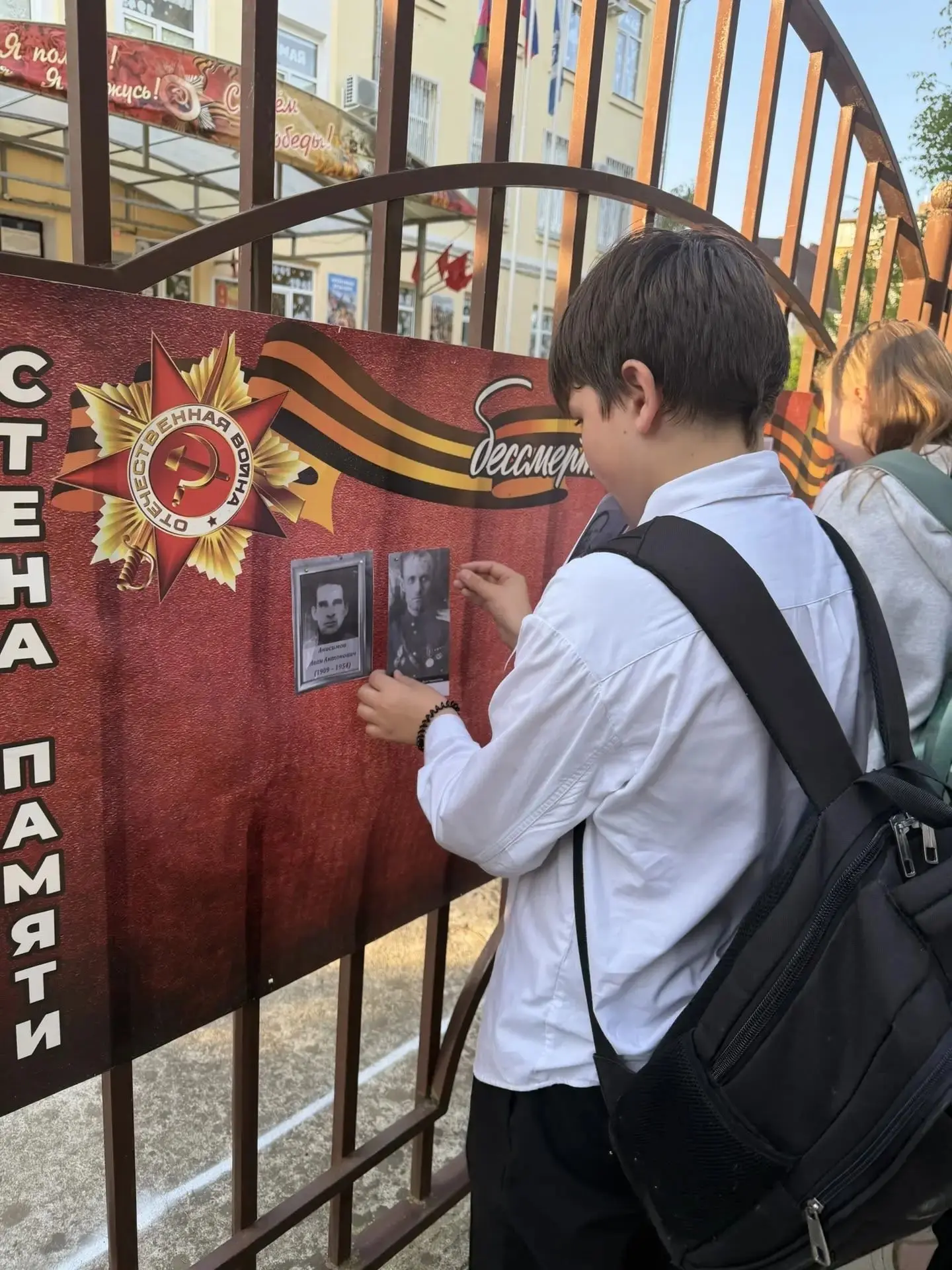 Неделя Победы. Сегодня в школе открыли Стену Памяти, посвящённую участникам Бессмертного полка. Учащ
