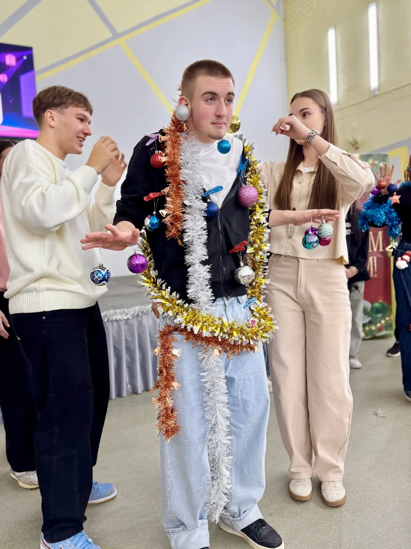 🎉✨«Новогодний тренд»✨🎉  ❄️В нашей школе прошла незабываемая новогодняя вечеринка для 9-11 классов. К