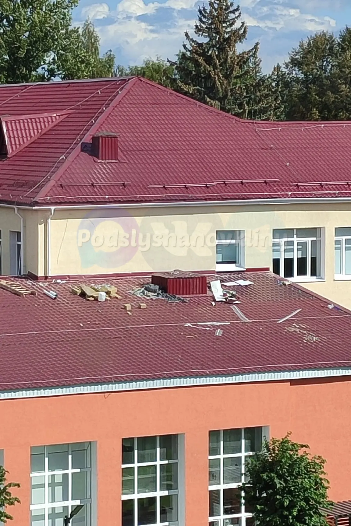 После ремонта школы ( бывшая 13) рабочие оставили строительный мусор на крыше, админист...