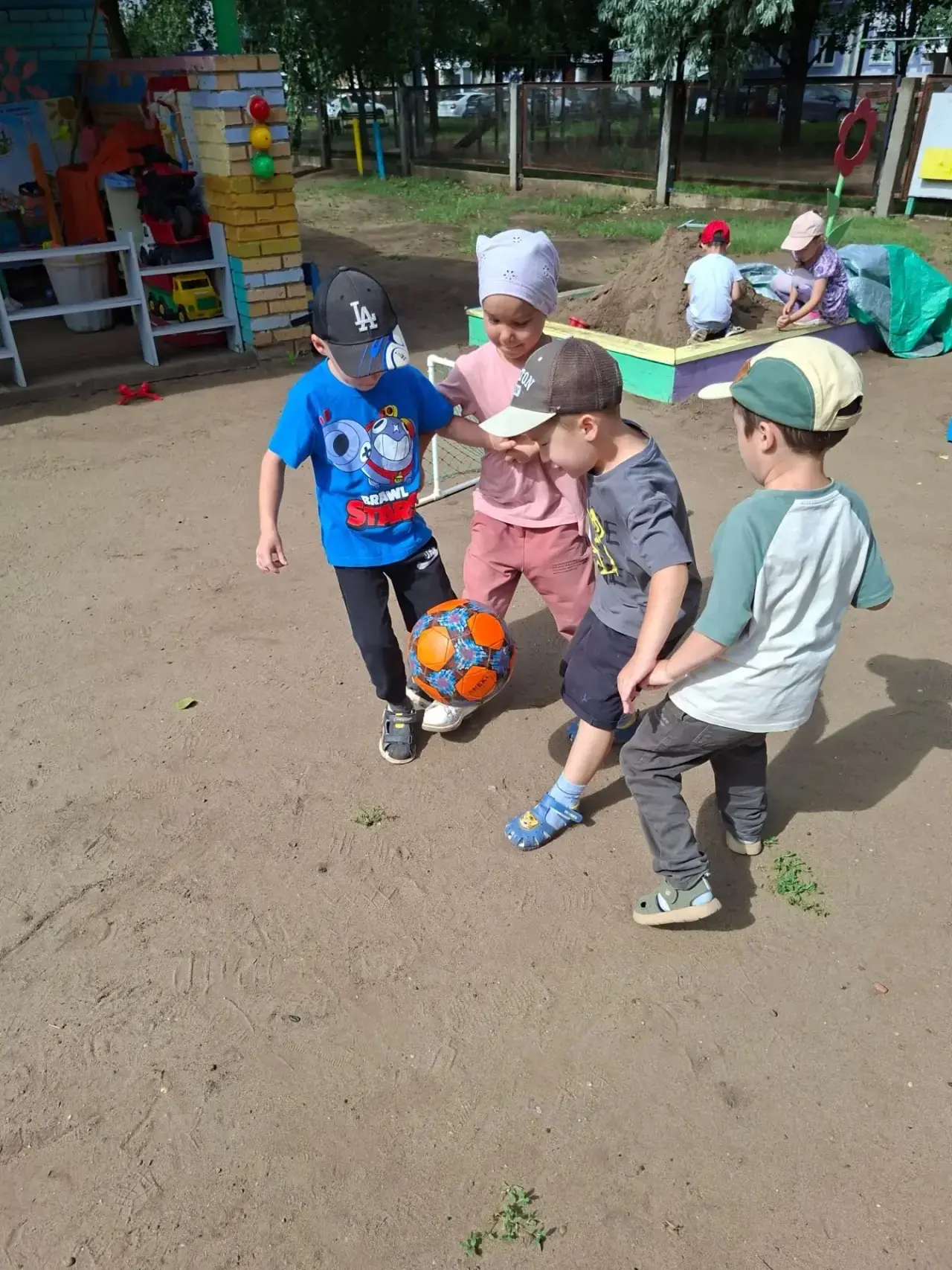 ☀️😎Летом в детском саду дети проводят на улице значительную часть дня. Прогулки — это не просто отд