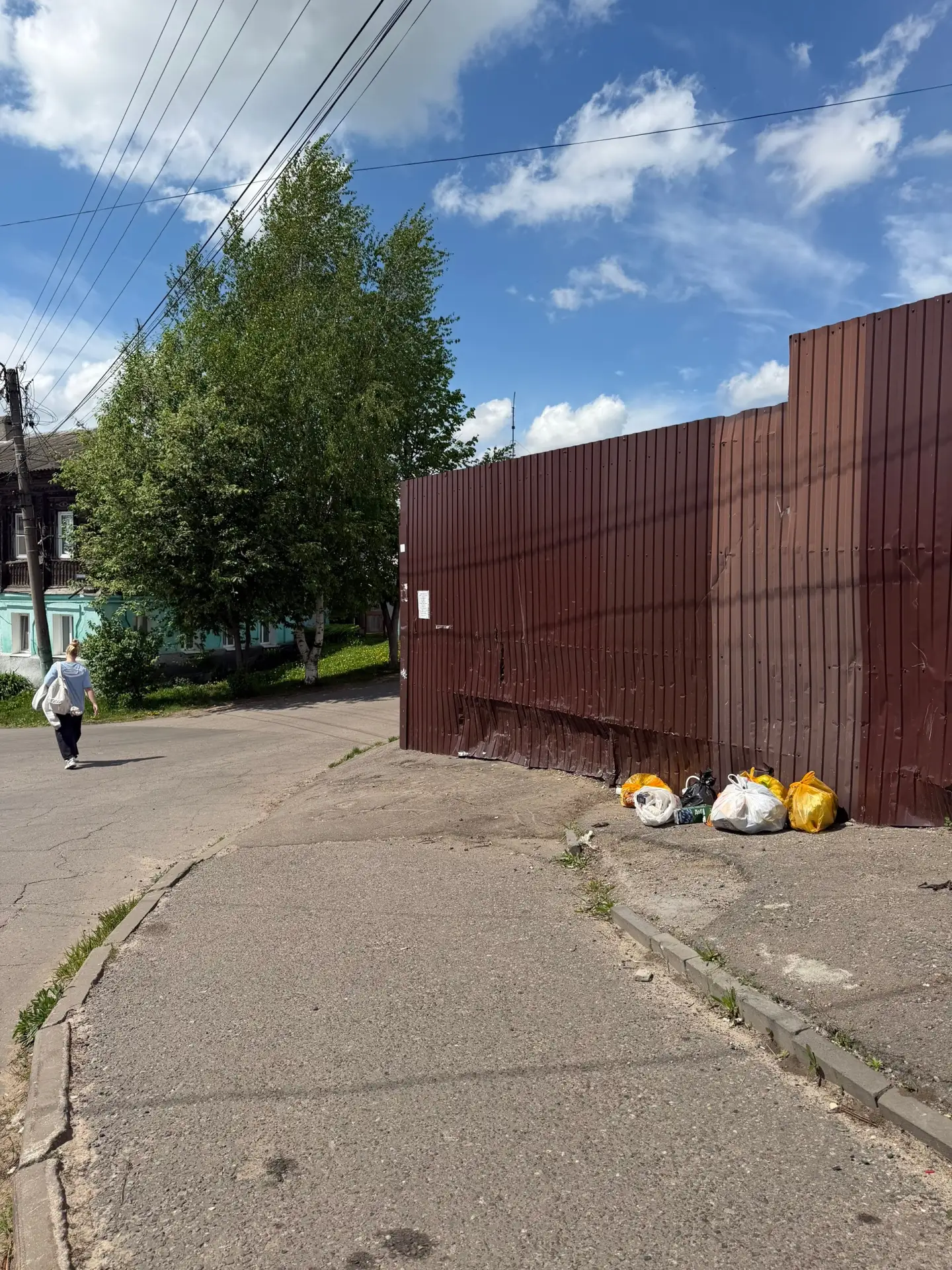 Район военкомата. Верните урну!!!! Повсеместно в городе сокращают количество контейнеров, отправляя 