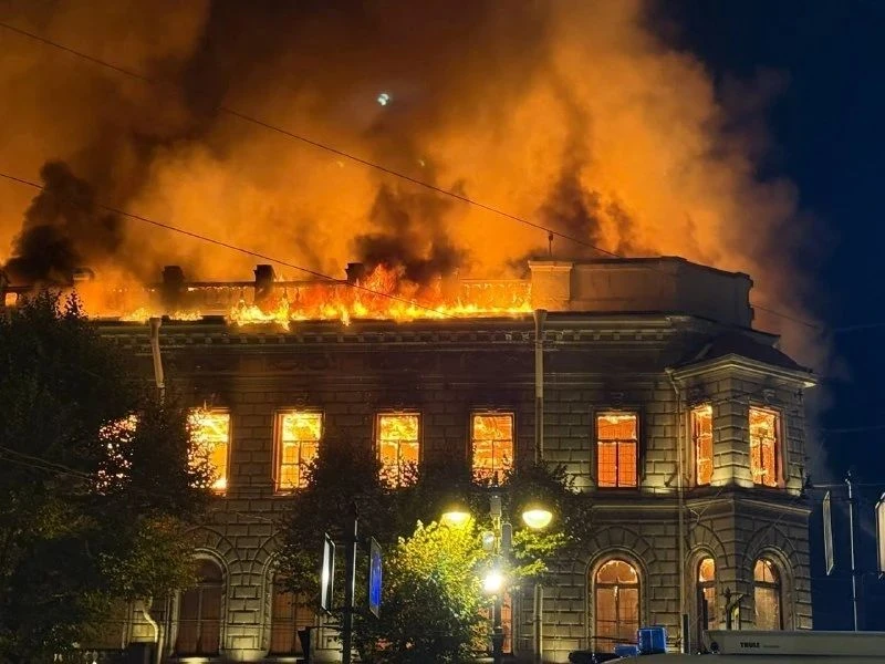 ❗️Страшный пожар в центре Питера — в районе Исаакиевского собора полыхает особняк Миллера
