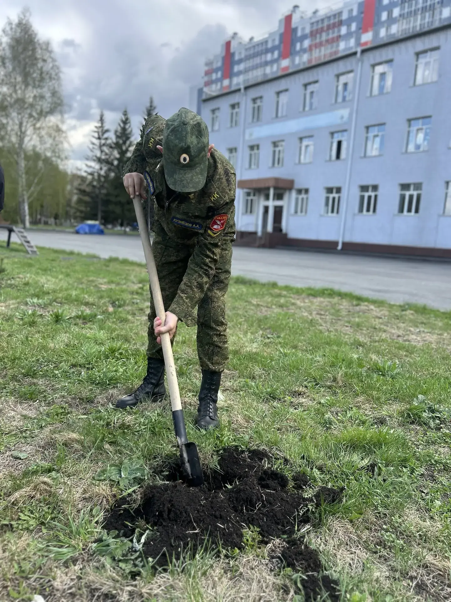 По всей стране проходит акция «Сад Памяти», Кузбасс — не исключение.   🌱Коллектив и юные натуралисты