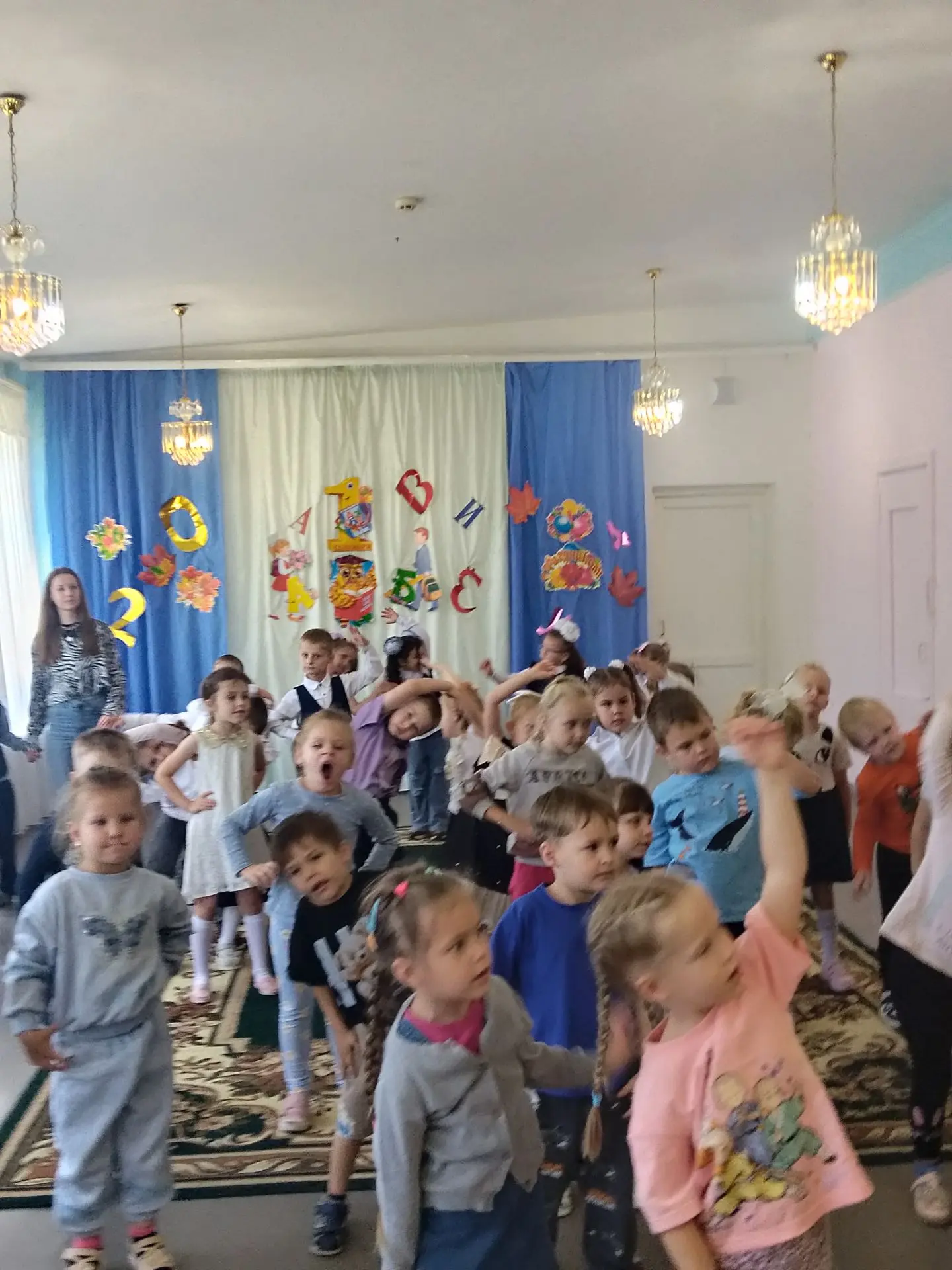 Над страною заливаются звонки 🔔,