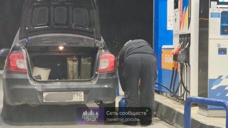 Уже примерно около 2х недель нету очередей на заправках, но время на часах где то полов...