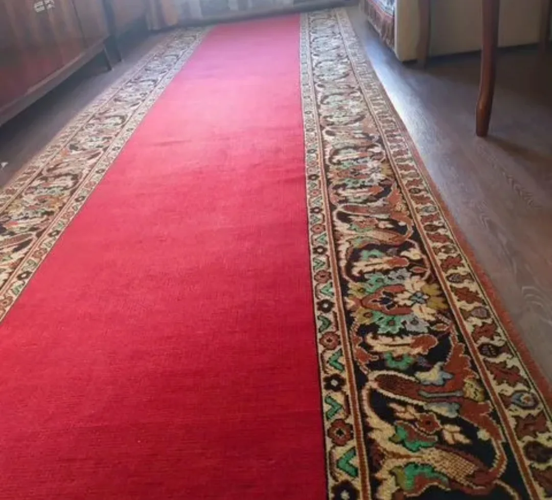 Продаю ковровую дорожку, шерсть, дл. 4,5 м; шир. 1,5м . Состояние хорошее, деликатное х...