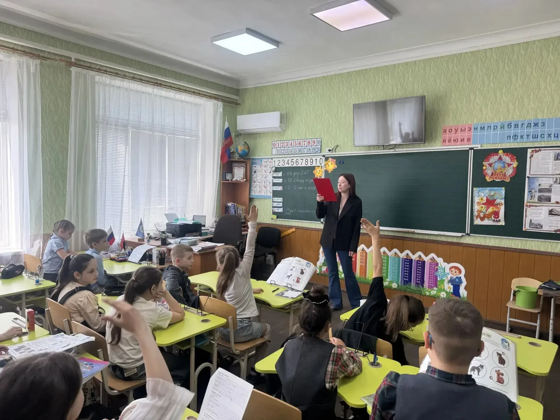 Сегодня организаторы МКУ ДК «Софит» заглянули в гости к ученикам 3-А класса ГБУ ОО ОЗ «...