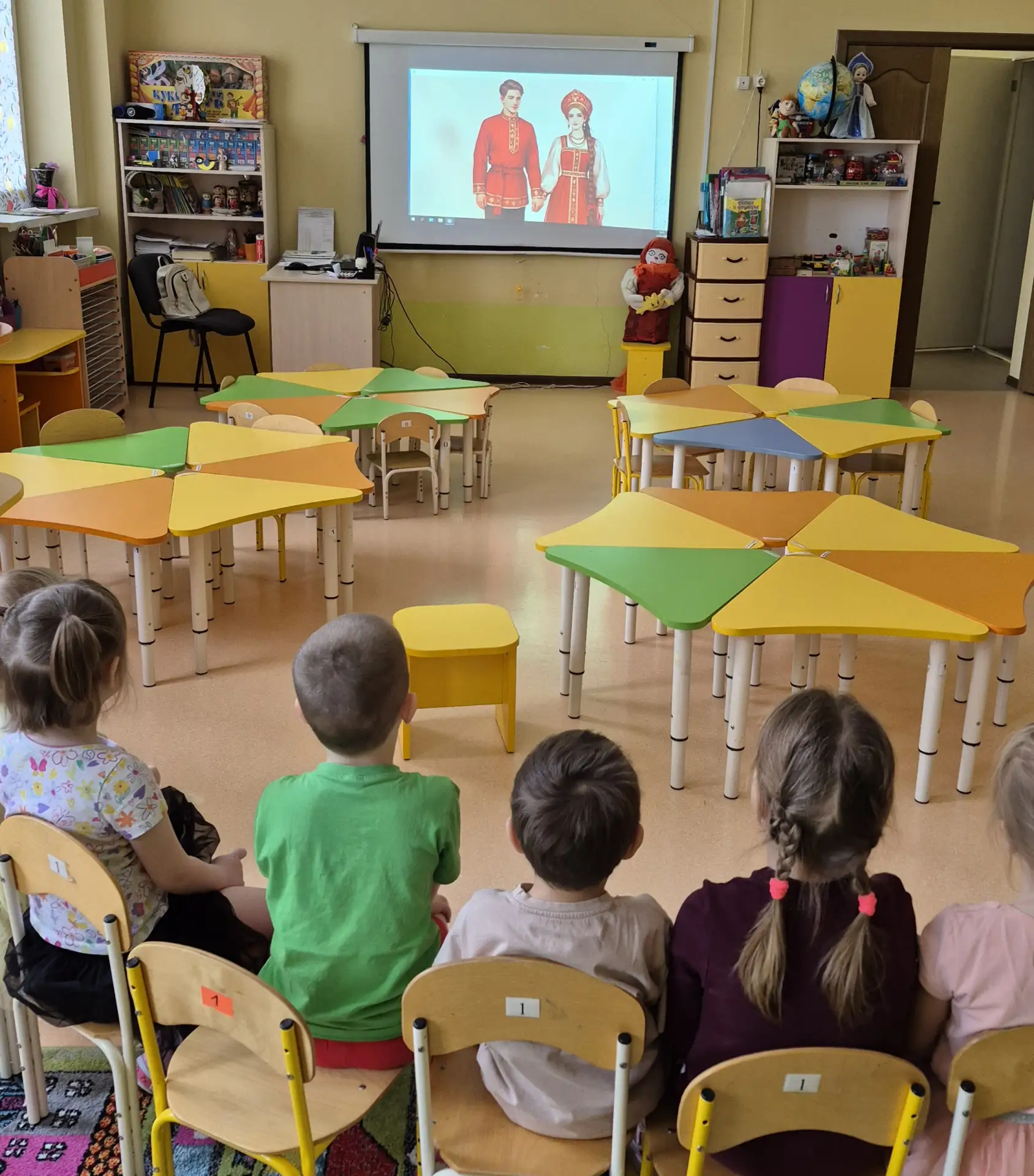 Сегодня во 2 группе была проведена беседа на тему:" Международный день родного языка "....