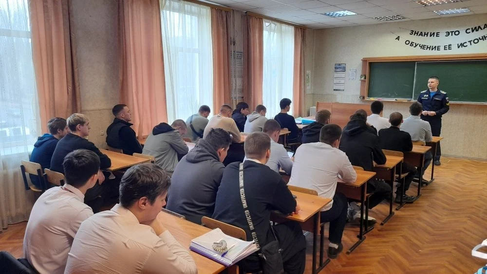 Урок Мужества для студентов старших курсов провели курсанты Военно-воздушной академии имени профессо