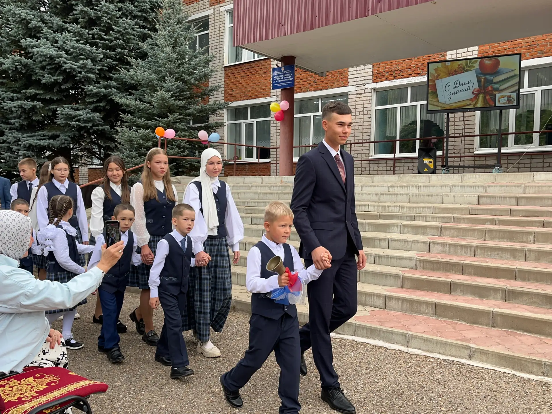 Сегодня школьный двор снова наполнился смехом, музыкой и ароматом осенних цветов. 1 сен...