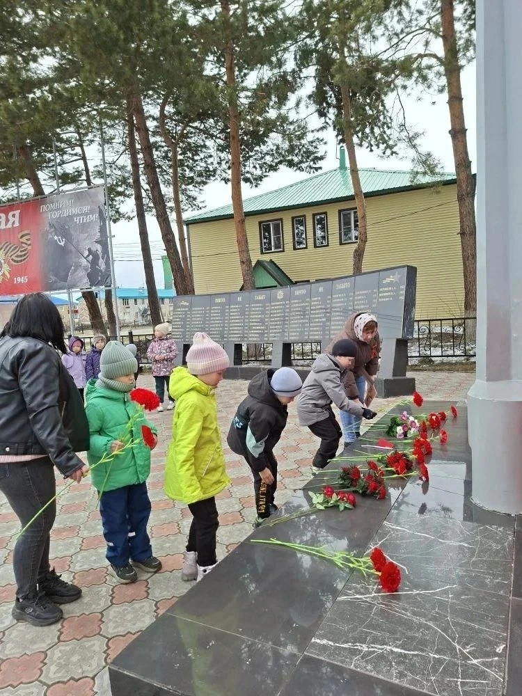 Ребята из  подготовительных групп «Незабудка» и «Алёнушка» возложили цветы к памятнику ...